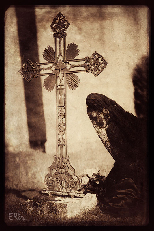 femme-veuve-voile-noir-croix-cimetiere-tombe