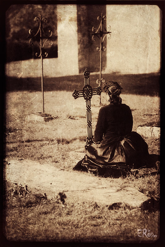 croix-tombe-cimetiere-femme-veuve