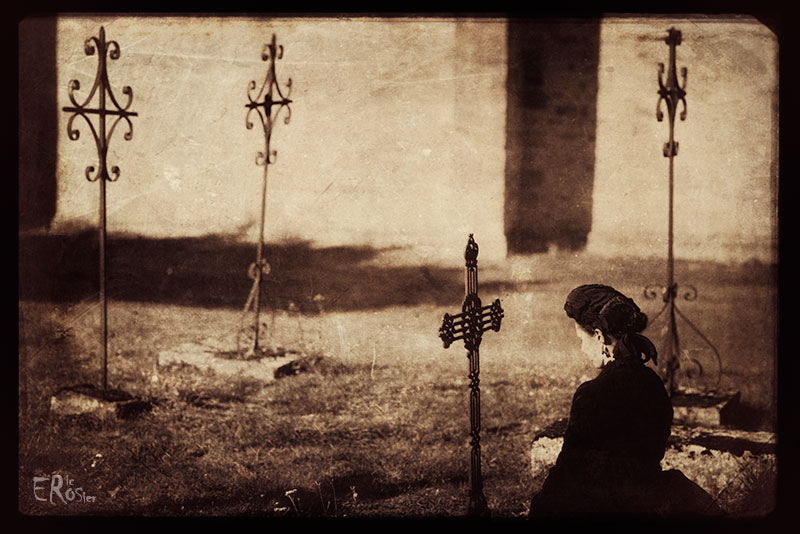 croix-tombe-cimetiere-femme-veuve