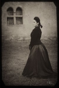 femme-1890-belle-époque-église-abandonnée
