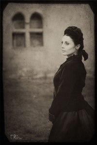 femme-1890-belle-époque-église-abandonnée