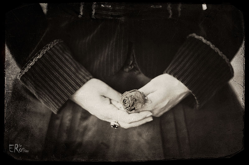 main-femme-1900-retro-rose-fanee