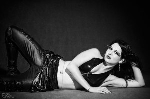 portrait-rock-roll-femme-cuir-noir-et-blanc