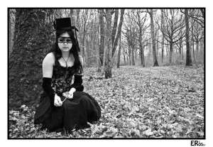 portrait-steampunk-feminin-accroupie-foret