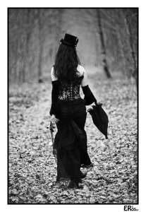silhouette-feminine-steampunk-foret