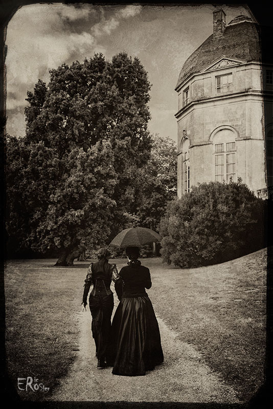 deux-femmes-parc-chateau-romantisme
