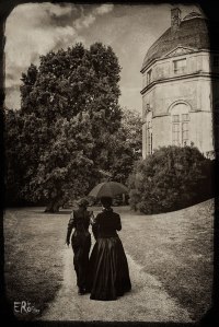 deux-femmes-parc-chateau-romantisme