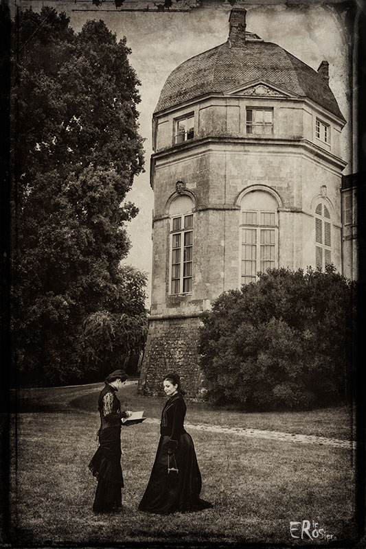 deux-femmes-parc-chateau-romantisme