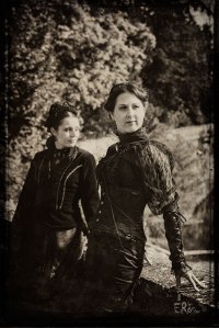 deux-amies-promenade-au-parc-en-1900