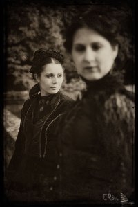 deux-amies-promenade-au-parc-en-1900