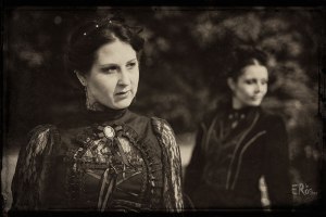 deux-amies-promenade-au-parc-en-1900