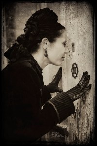 indiscrete-regard-trou-serrure-porte