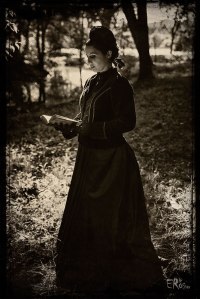 femme-lisant-livre-sous-bois