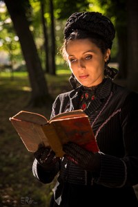 portrait-buste-femme-livre-sous-bois