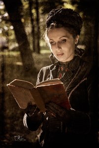 portrait-buste-femme-livre-sous-bois