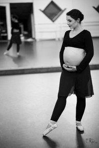 danseuse-classique-enceinte-maternite-miroir