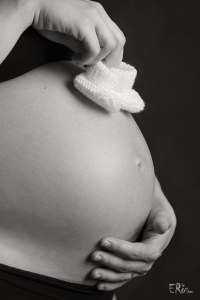 maternite-enceinte-chausson-bebe