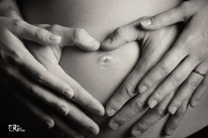 maternite-enceinte-mains-couple