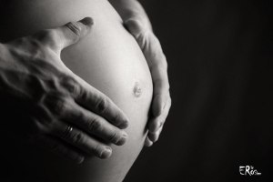 maternite-enceinte-main-papa