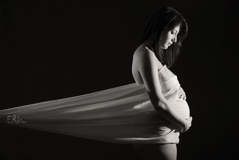 femme-enceinte-maternite-drapee-nu-pudique