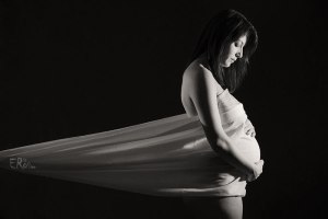 femme-enceinte-maternite-drapee-nu-pudique