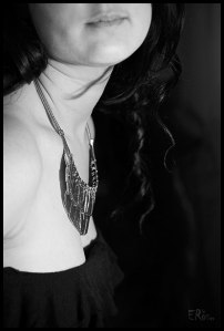 femme-anonyme-décolleté-buste-collier