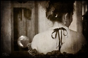 eric-rosier-épaules-dénudées-femme-costume-dos