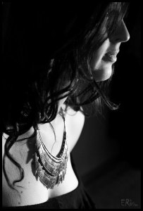 portrait-femme-décolleté-buste-collier