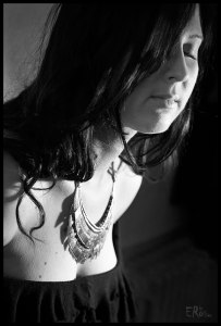 portrait-femme-décolleté-buste-collier