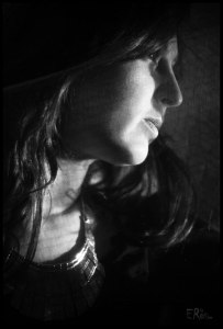 portrait-femme-voile-noir-collier