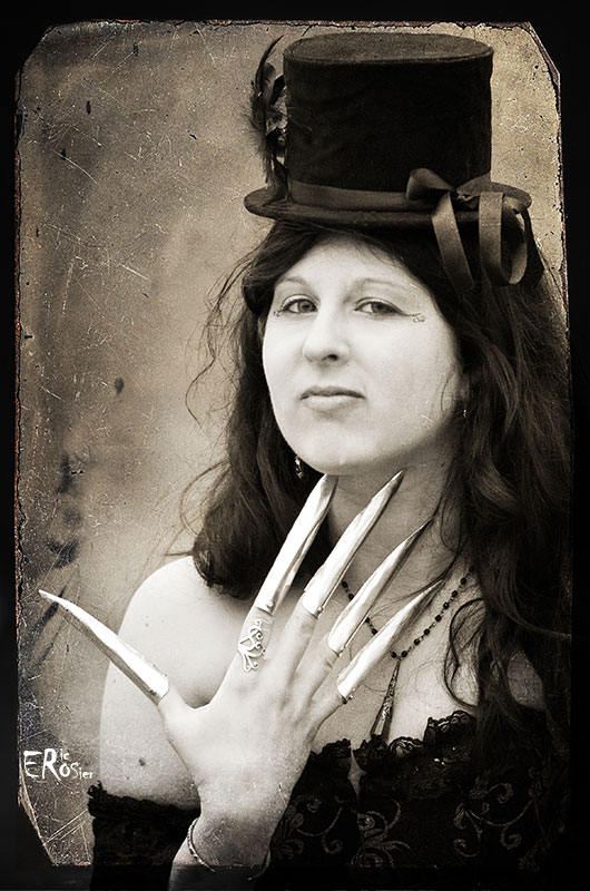 steampunk-portrait-feminin-doigt-argent