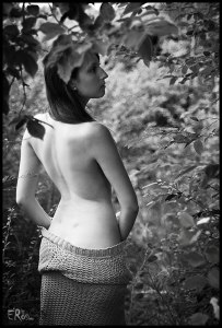 jeune-femme-dénudée-dos-tourné-forêt