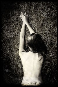 femme-dos-nu-allongée-anonyme-herbe