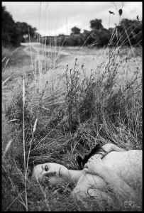 portrait-femme-nue-allongée-herbe-été