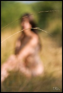 femme-nue-anonyme-floue-assise-herbe-sèche