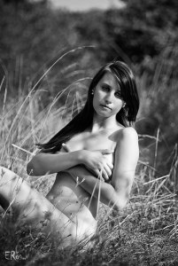 femme-assise-dans-herbe-sèche