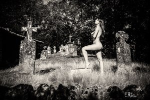 femme-nue-debout-dans-cimetiere-abandonne
