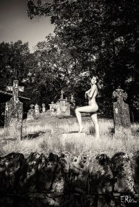 femme-nue-debout-dans-cimetiere-abandonne