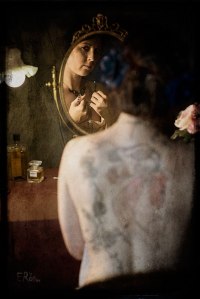 boudoir-1900-femme-coiffeuse-tatouage-mucha