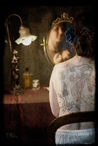 boudoir-1900-femme-coiffeuse-tatouage-mucha