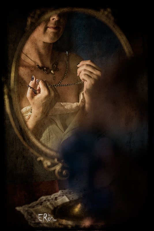 boudoir-1900-collier-femme-miroir-coiffeuse