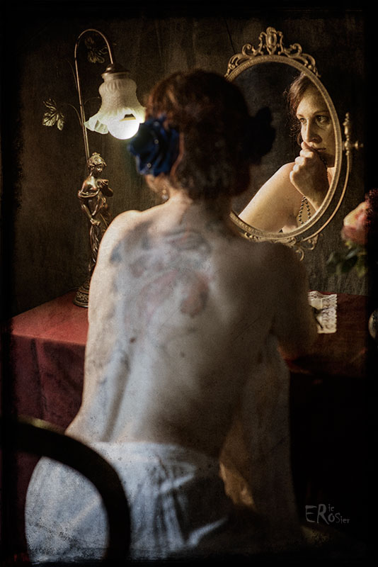 boudoir-1900-dos-tatouage-mucha-femme-miroir-coiffeuse