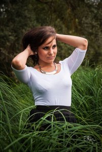 portrait-jeune-femme-herbes-rive-loire
