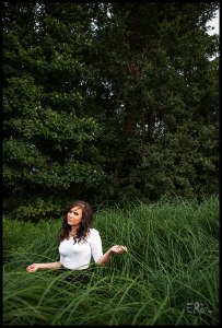 portrait-jeune-femme-herbes-rive-loire