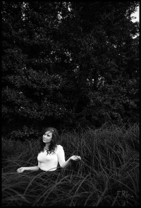 portrait-jeune-femme-herbes-rive-loire