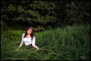 portrait-jeune-femme-herbes-rive-loire