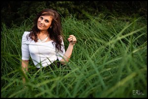 portrait-jeune-femme-herbes-rive-loire