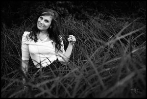 portrait-jeune-femme-herbes-rive-loire