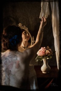 femme-boudoir-1900-rétro-coiffeuse-miroir-chemise-nuit