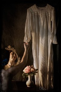 femme-boudoir-1900-rétro-coiffeuse-miroir-chemise-nuit